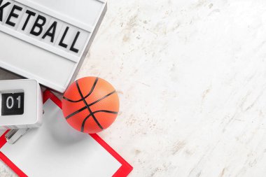 Alarm saati ve beyaz arkaplanda pano ile basketbol oynamak için top