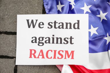 Açıkta Amerikan bayrağına ve RACISM 'e karşı durduğumuz metin kağıdı