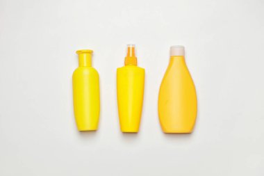 Beyaz arkaplanda güneş kremi şişeleri