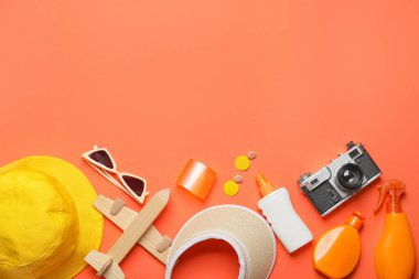 Arka planda güneş kremi olan seyahat aksesuarları