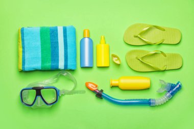 Renkli güneş kremi sürmüş plaj aksesuarları