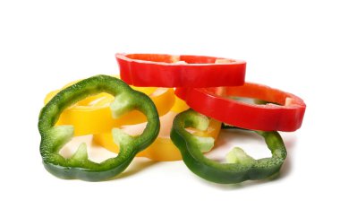 Beyaz arkaplanda dolmalık biber kes