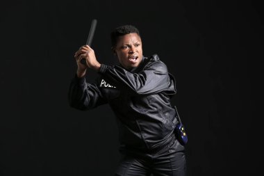 Koyu bir geçmişi olan saldırgan bir Afro-Amerikan polis memuru.