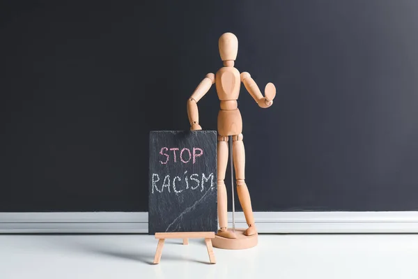 Μανεκέν Κείμενο Stop Racism Μαυροπίνακα — Φωτογραφία Αρχείου