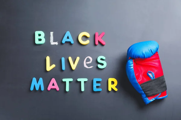 Texto Black Lives Matter Con Guante Boxeo Sobre Fondo Oscuro —  Fotos de Stock