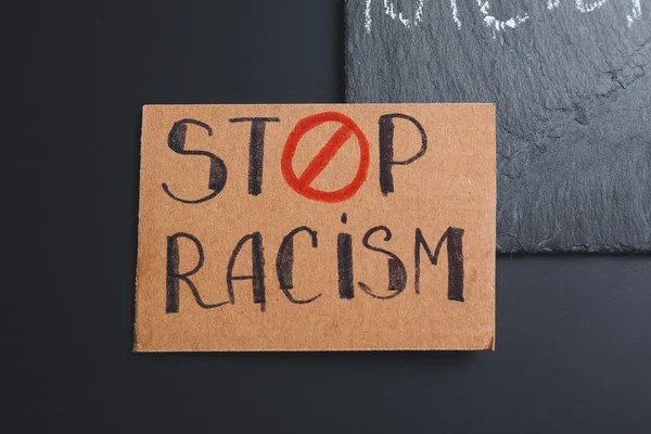 Plakát Textem Stop Racism Tmavém Pozadí — Stock fotografie