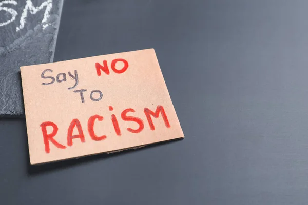 Плакат Текстом Say Racism Темному Фоні — стокове фото