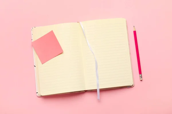 Elegante Cuaderno Con Lápiz Sobre Fondo Color —  Fotos de Stock