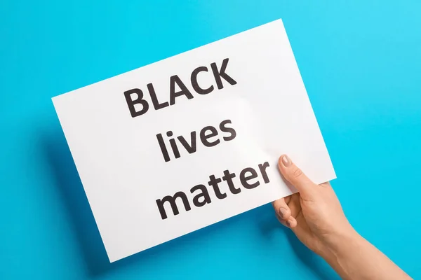 Női Kéz Szöveggel Black Lives Matter Papír Színnel Háttér — Stock Fotó