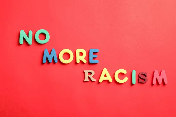 Texto Não Mais Racismo Sobre Fundo Cor — Fotografia de Stock