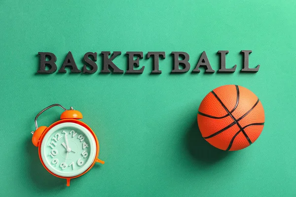 Pelota Para Jugar Baloncesto Con Reloj Despertador Sobre Fondo Color —  Fotos de Stock