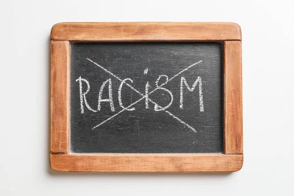 Kreidetafel Mit Durchgestrichenem Wort Racism Auf Weißem Hintergrund — Stockfoto