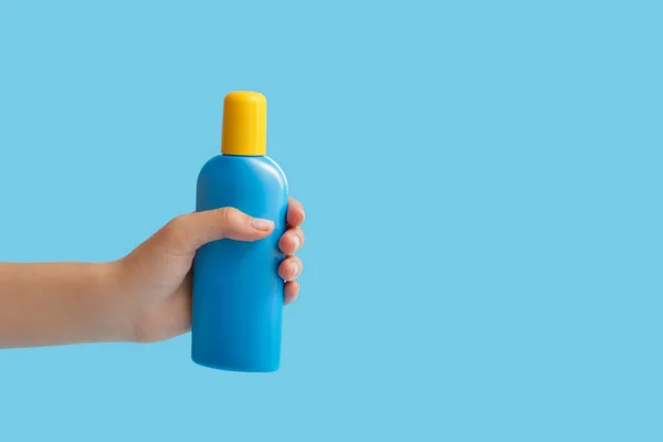 Mano Femenina Con Botella Crema Protector Solar Sobre Fondo Color —  Fotos de Stock