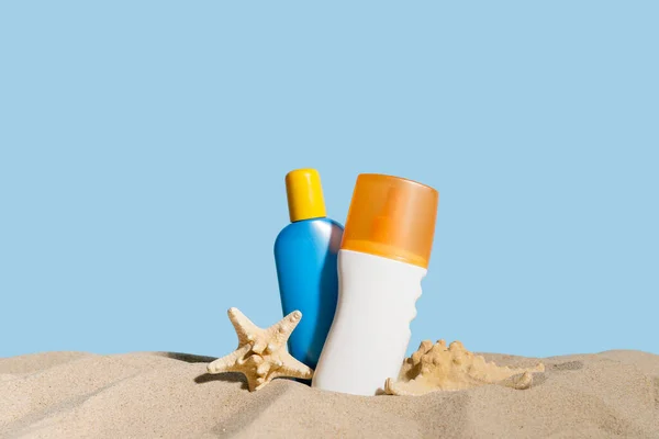 Flessen Zonnebrandcrème Zand Tegen Kleur Achtergrond — Stockfoto