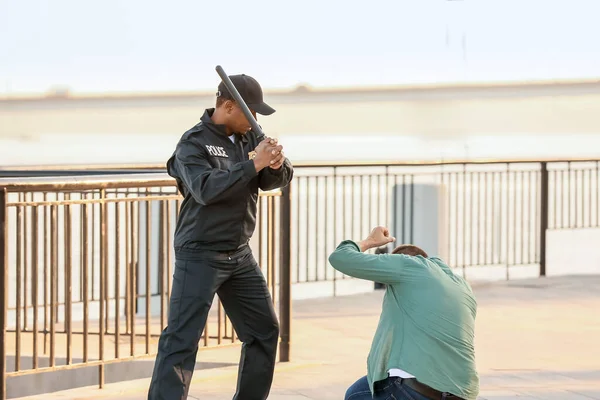 具有侵略性的非洲裔美国警官在室外虐待男子 — 图库照片