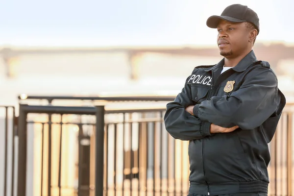 街上的非裔美国警察 — 图库照片