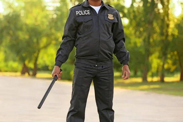 Agresywny Afro Amerykański Policjant Pałką Zewnątrz — Zdjęcie stockowe