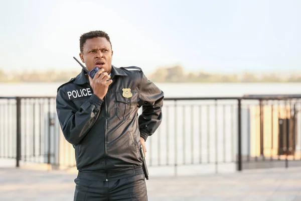 Afro Amerikaanse Politieagent Met Twee Weg Radio Buiten — Stockfoto