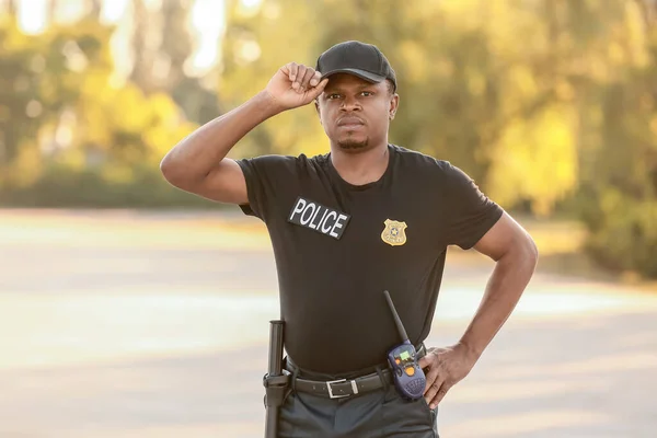 街上的非裔美国警察 — 图库照片