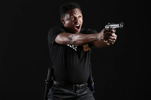 Agresszív Afro Amerikai Rendőrtiszt Fegyverrel Sötét Háttéren — Stock Fotó