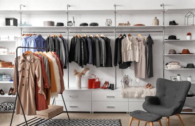 Modern giyim mağazasının iç mimarisi.