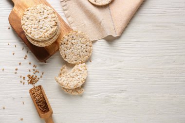 Pirinç gevreği beyaz masada.