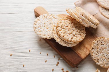 Pirinç gevreği beyaz masada.