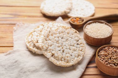 Tahta arka planda pirinç gevrekleri