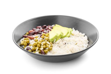 Beyaz arka planda lezzetli pirinç, fasulye ve avokado.