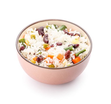 Lezzetli pirinç, fasulye ve sebzeli kase beyaz arka planda.