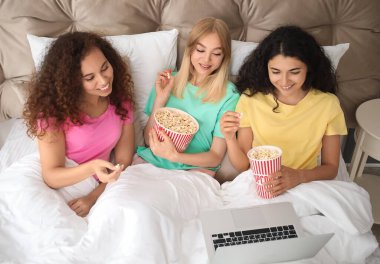 Pijama partisinde film izleyen güzel genç kadınlar.