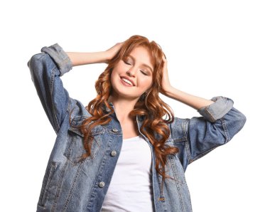 Beyaz arka planda güzel kızıl saçlı kadın.