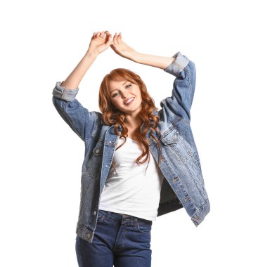 Beyaz arka planda güzel kızıl saçlı kadın.