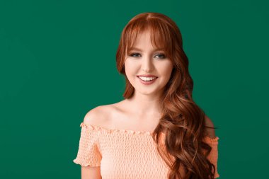 Renkli arka planda güzel kızıl saçlı kadın.