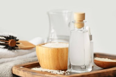 Masada bir şişe pirinç suyu var.