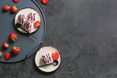 Koyu arkaplanda lezzetli çilekli dondurma tabakları