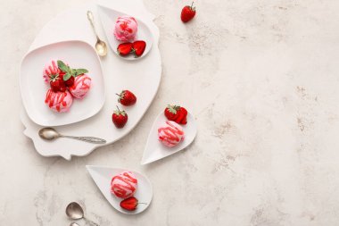 Beyaz arka planda lezzetli çilekli dondurma.