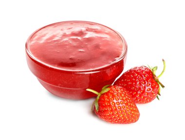 Beyaz arka planda bir kase lezzetli çilek reçeli