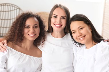 Evde farklı milletlerden kadınlar var. Irkçılığı bırak