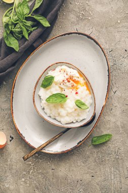 Kaynamış pirinç ve yumurta ile gri arkaplanda kase