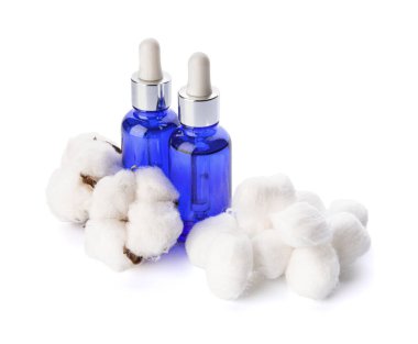 Beyaz zemin üzerinde gerekli yağı olan pamuk topları