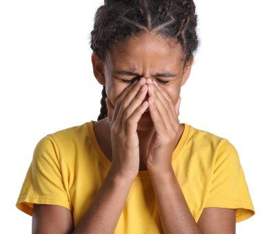 Beyaz arka planda üzgün bir Afro-Amerikalı kız. Irkçılığı bırak