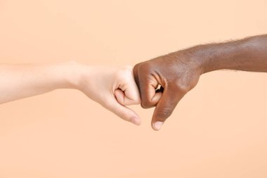 Beyaz kadın ve siyah arka planda yumruklaşan Afro-Amerikan erkek. Irkçılık kavramı