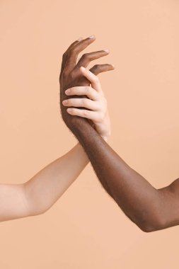 Beyaz kadın elleri ve siyah arka planda Afro-Amerikan erkek. Irkçılık kavramı