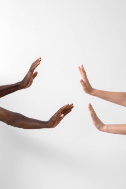 Beyaz kadın ve beyaz arka planda Afro-Amerikan erkek elleri. Irkçılık kavramı