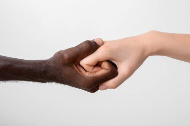 Beyaz kadın ve Afro-Amerikalı erkek, arka planda el ele tutuşuyorlar. Irkçılık kavramı