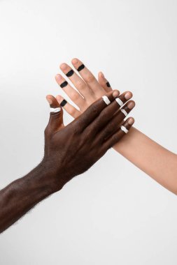 Beyaz kadın ve beyaz arka planda Afro-Amerikan erkek elleri. Irkçılık kavramı