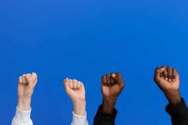 Beyaz kadın ve renkli arka planda yumruklarını sıkmış Afro-Amerikalı bir adam. Irkçılık kavramı