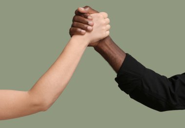Beyaz kadın ve Afro-Amerikalı erkek renk geçmişinde el ele tutuşuyorlar. Irkçılık kavramı