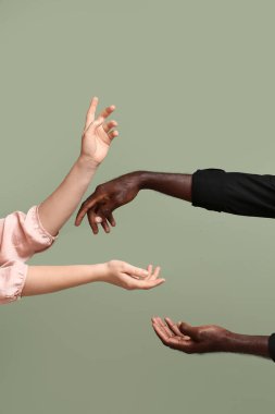 Beyaz kadın elleri ve siyah arka planda Afro-Amerikan erkek. Irkçılık kavramı